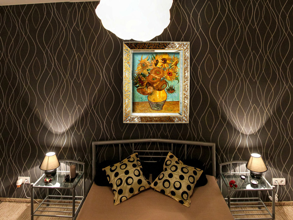 Van Gogh reproductie Vaas met Twaalf Zonnebloemen in interieur.