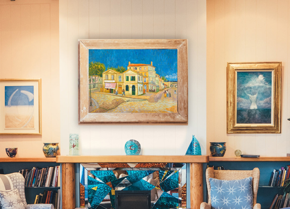 Van Gogh reproductie van Het Gele Huis in interieur.